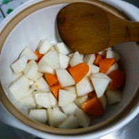 冬日快手暖汤——火锅丸子萝卜煲的做法 图解1 -->