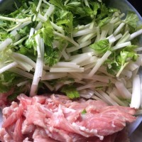 芹菜炒肉片的做法 图解1 -->