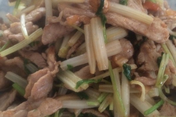 芹菜炒肉片的做法