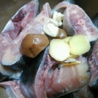 酸菜芒鱼煲的做法 图解1 -->