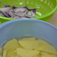 电锅菜——土豆青椒洋葱炒猪肉的做法 图解2 -->