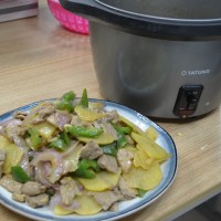 电锅菜——土豆青椒洋葱炒猪肉的做法 图解8 -->