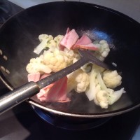 家常晚餐干锅花菜——大块培根超下饭的做法 图解4 -->