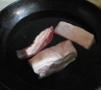 梅菜扣肉的做法 图解1 -->