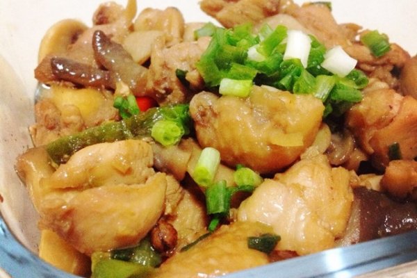鸡腿菇炒鸡腿的做法