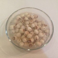 莲子瘦肉汤——献给妈妈的养心安神汤的做法 图解1 -->