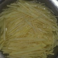 酸辣土豆丝的做法 图解2 -->