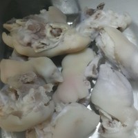 红烧猪脚(黄豆)的做法 图解1 -->