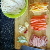 金针菇胡萝卜炒肉丝的做法 图解1 -->