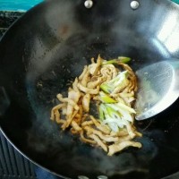 金针菇胡萝卜炒肉丝的做法 图解2 -->