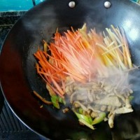 金针菇胡萝卜炒肉丝的做法 图解3 -->
