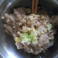 汆鱼丸子的做法 图解1 -->