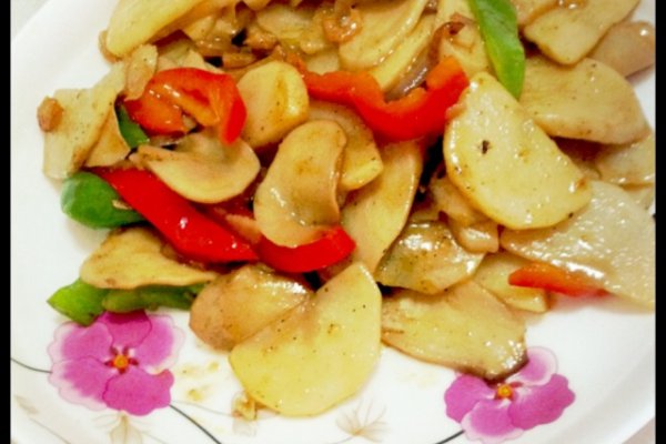 双椒爆炒土豆杏鲍菇(创意菜)的做法