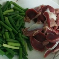 蒜薹鸭胗的做法 图解1 -->