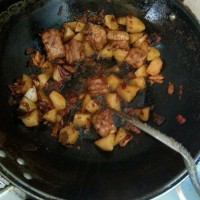 土豆烧排骨的做法 图解2 -->