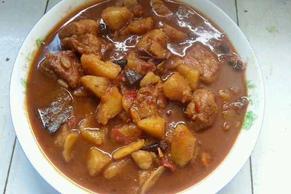 土豆烧排骨的做法