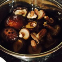 香菇藕片炖鸡腿的做法 图解1 -->