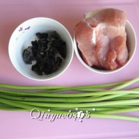 肉炒蒜苔木耳的做法 图解1 -->