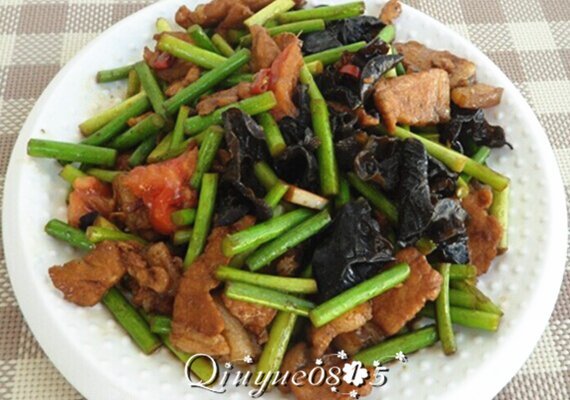 肉炒蒜苔木耳的做法