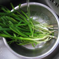韭菜炒猪血的做法 图解1 -->