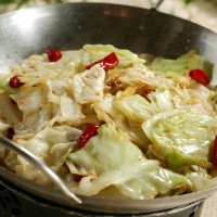 干锅手撕包菜的做法 图解1 -->