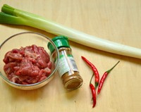 孜然葱爆羊肉的做法 图解1 -->