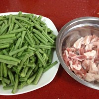 五花肉炒豇豆的做法 图解1 -->