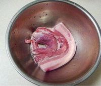 东北酸菜炖猪肉 的做法图解2