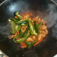 灯椒炒小鱿鱼的做法图解5