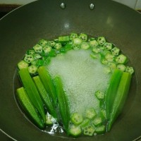 白灼黄秋葵的做法图解2