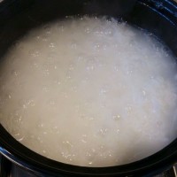 海鲜排骨砂锅粥的做法图解1