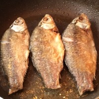 酥鲫鱼的做法图解2