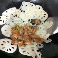 猪耳朵炒藕片的做法图解6