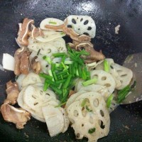 猪耳朵炒藕片的做法图解9