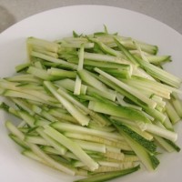 素炒西葫芦 丝儿的做法图解1