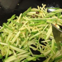 素炒西葫芦 丝儿的做法图解3