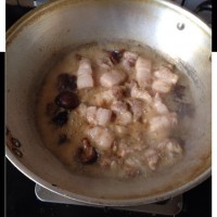 家常菜—红焖五花肉的做法图解2