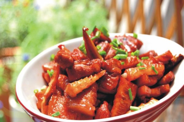 春笋烧肉的做法