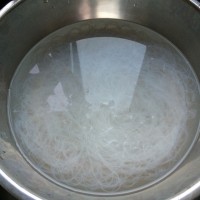 蒜蓉粉丝蒸扇贝的做法图解2