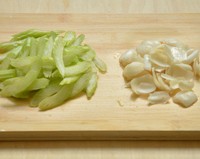 西芹百合炒腰果的做法图解2