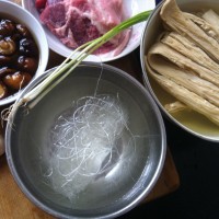 腐竹粉丝烧肉的做法图解1