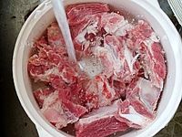 苦瓜玉米排骨汤的做法图解2