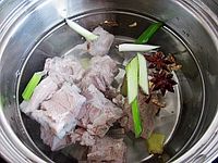 苦瓜玉米排骨汤的做法图解4