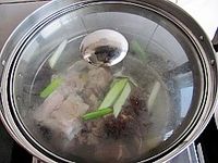 苦瓜玉米排骨汤的做法图解6