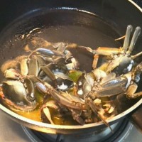 河蟹炒年糕的做法图解3