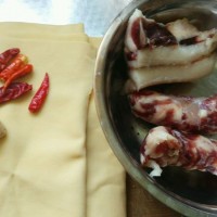 猫咪之家腊肉香肠蒸千张的做法图解1