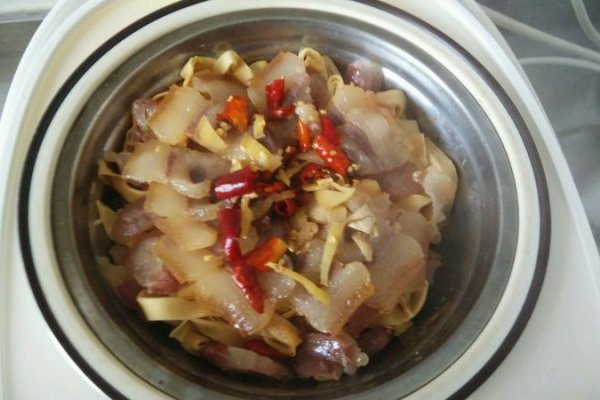 【猫咪之家】腊肉香肠蒸千张的做法