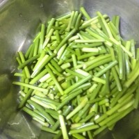 蒜薹炒肉的做法图解2