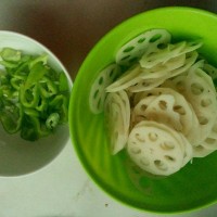 青椒藕片的做法图解1