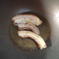 五花肉炖蘑菇的做法图解1